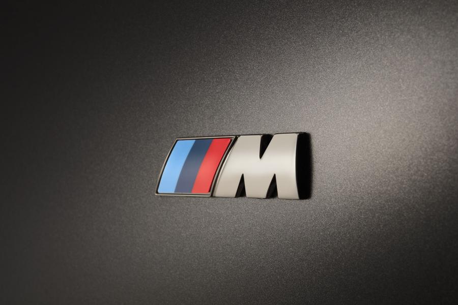 Логотип BMW M760Li xDrive (G12) 2016 года  (WW) (фото 7 из 25)